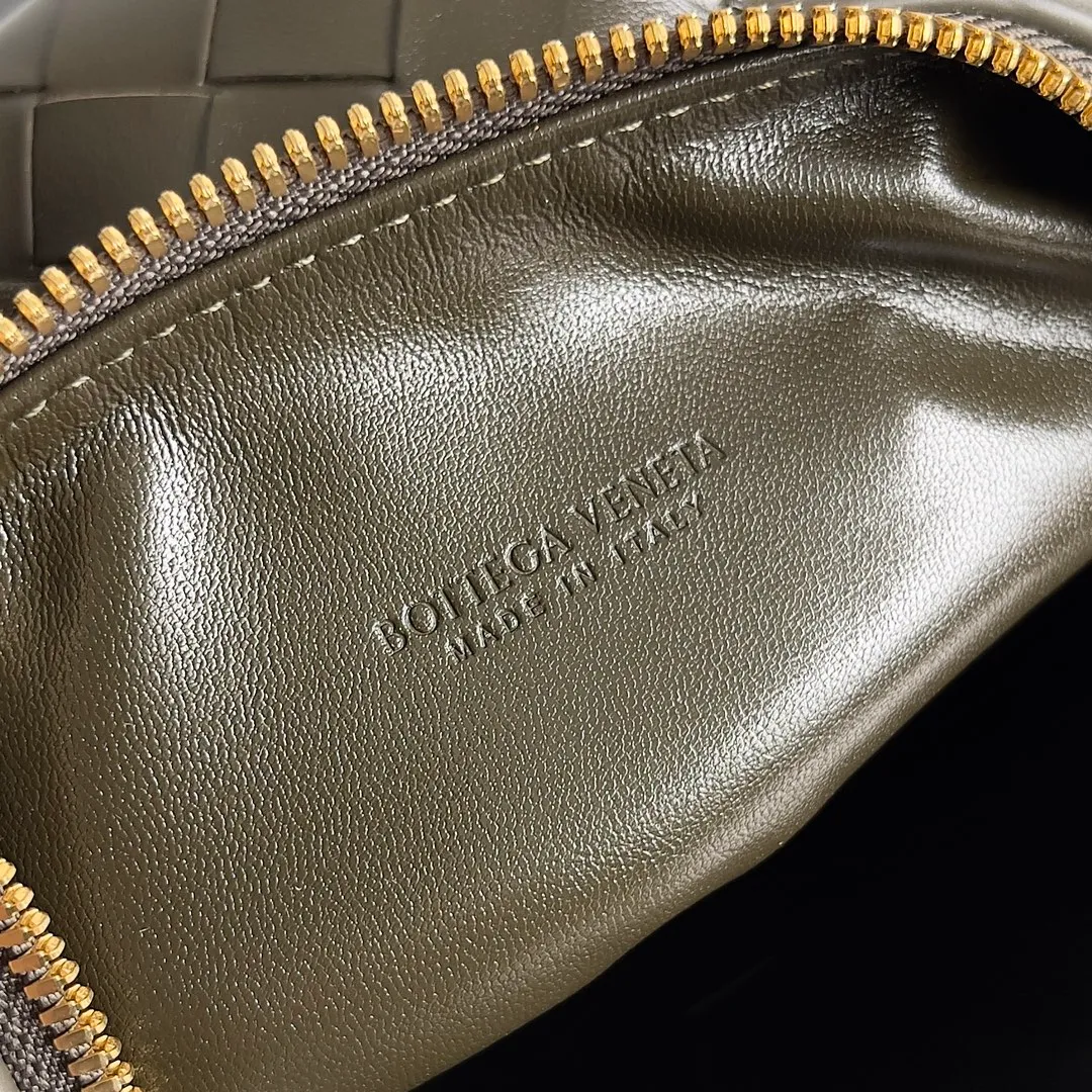 Batch 1360 It is predicted that BV Bottega’s lunch bag will be popular again this year. The entire bag is made of top nappa lambskin, which is very soft and lightweight. It also uses the intrecciato weaving process that the two founders spent several months developing from the beginning of the brand. It is completely hand-woven by Italian craftsmen. It perfectly reflects the craftsmanship of Bottega. The entire bag shape is also a very practical and popular lunch box bag type. The slightly curved arc of the bag mouth can also better fit our wrists. Style number: 754443 Size: 22*13*9